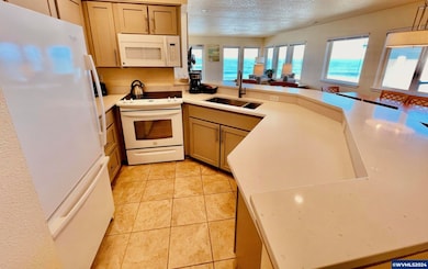939 U S 101 unit 318), Depoe Bay, OR 97341 - photo 6