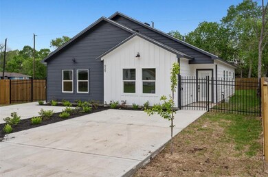 929 Marjorie St unit B, Houston, TX 77088 - photo 2