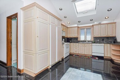 Eat in kitchen