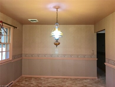 FORMAL DINING ROOM. PICTURE WHITE WOODWORK AND TAU