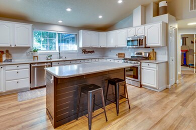 2431 SW Reindeer Ave, Redmond-11