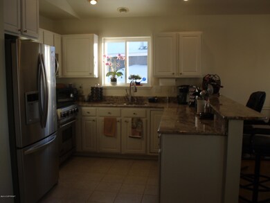Kitchen w/granite counters