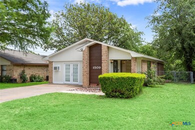 Nice chain link fence back  yard.