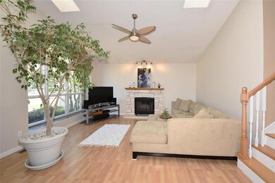 WELCOME HOME TO 305 CYPRESS POINT CT! Bright and s