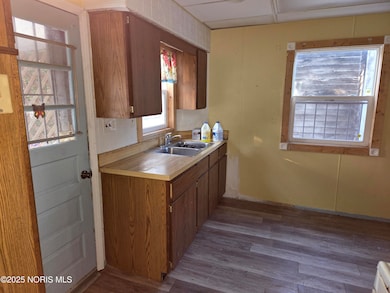 647 Curtis St, Toledo, OH 43609 - photo 7