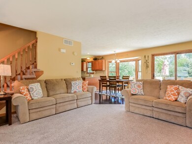 005-Living_Room-1947524-medium4x3