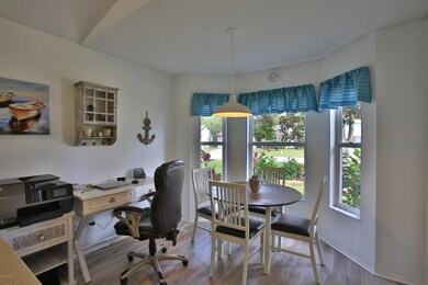 Front eat-in nook