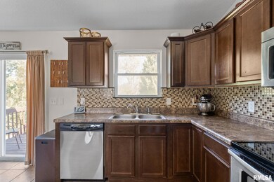 14 W Village Cir, Davenport, IA 52806 - photo 4