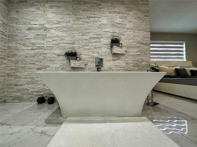 Master bath Tub