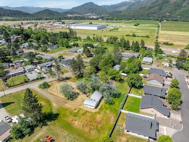 207 Henry St, Myrtle Creek, OR 97457 - photo 3