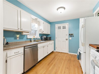 18 Stoneham Dr, Riverside, RI 02915 - photo 4