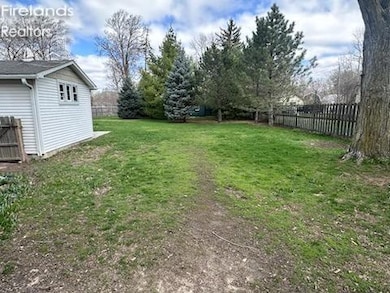 208 W 9th St, Genoa, OH 43430 - photo 5