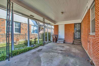 702 Walnut St-7