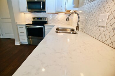 Beautiful and Spacious quartz countertops for gour