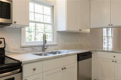 Sexy kitchen with granite counters, new stainless 