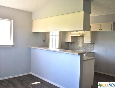 963 E Humphreys St unit B, Seguin, TX 78155 - photo 3