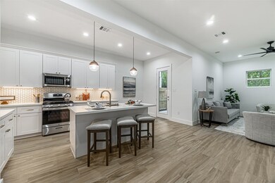 5021 Creekmont Dr, Houston, TX 77091 - photo 5