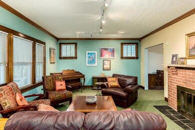 Living Room 21'5' x 14'11'