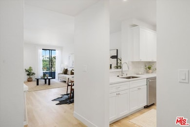 Barcelona Towers unit 212, Los Angeles, CA 90005 - photo 4