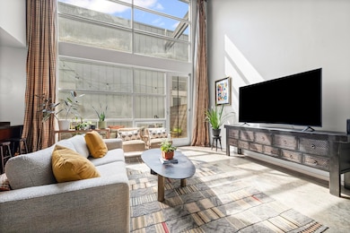 Living room with a high ceiling