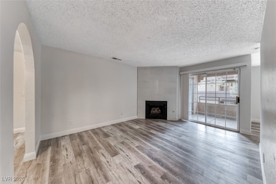 Living room w/ceiling fan & light, w/luxury vinyl