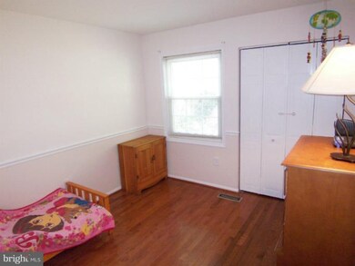 9818 Oakdale Woods Ct, Vienna, VA 22181 - photo 5