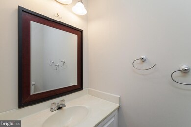 7919 Bethelen Woods Ln, Springfield, VA 22153 - photo 4