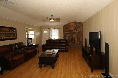 Welcoming Large Living w/corner Gas Starter FPL.
