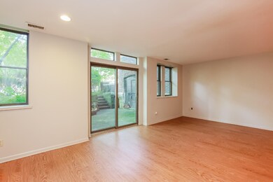 008-Living_Room-3122955-medium