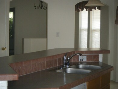 Kitchen Island/Breakfast Bar