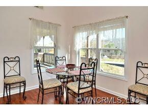Kitchen dining area