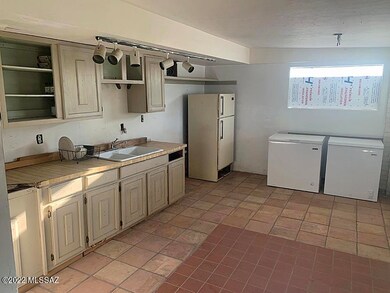 IMG_2628-4809 4TH ST-FRONT-kitchen