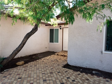 2660 Diamante Cir, Las Vegas, NV 89121 - photo 4