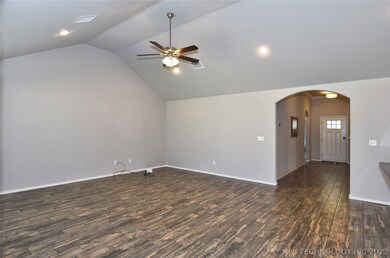 Love the entry way the arch and the high ceilings