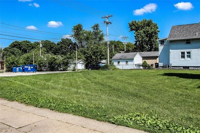 1721 D St SW, Cedar Rapids, IA 52404 - photo 2
