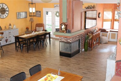 OPEN FLOOR PLAN 2WAY FIREPLACE - KITCHEN / DINNING