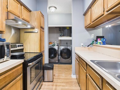Kitchen with appliances with stainless steel fini