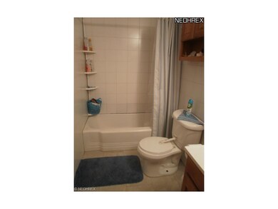 Crisp and clean full bath!