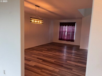 Living Room/Entrance