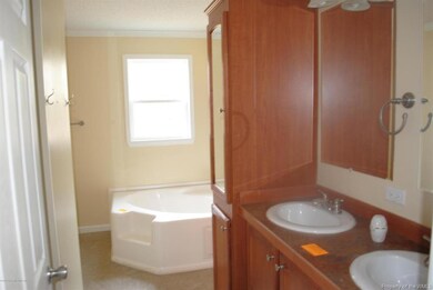Master bath w/garden tub & shower