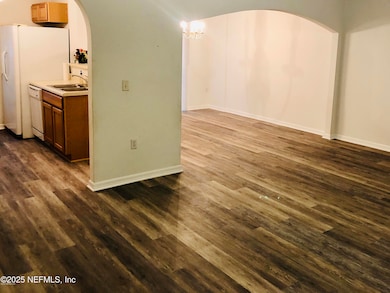 10486 KITHCHEN AND LIVING ROOM