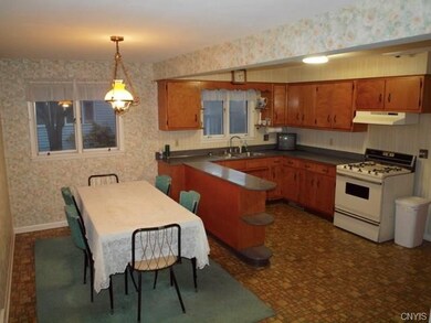 Open Kitchen / Dining room!