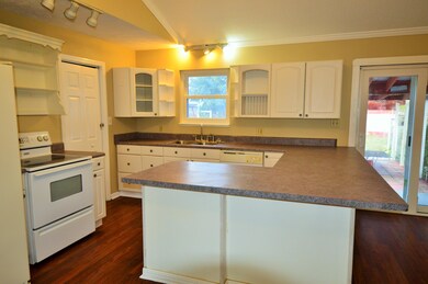 Kitchen w/plenty of counter space