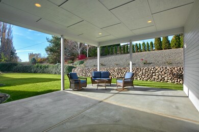 Large, all seasons covered patio!