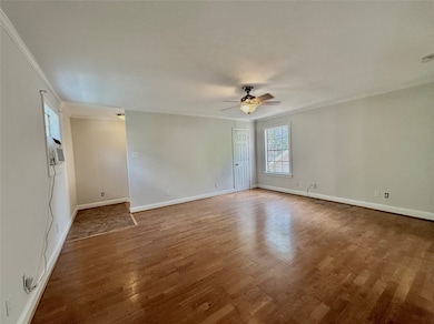 114 1/2 Munford - Living Room