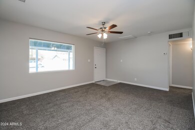 002-photo-living-room-10182625