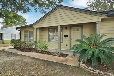 1610 Cheshire Ln, Houston, TX 77018 - photo 3
