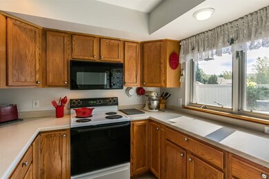 9 Magnolia Cir, White River Junction, VT 05001 - photo 6