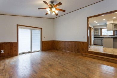 06_6627BerrienStreetE_3001_FamilyRoom_Lo