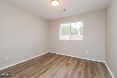 012-photo-bedroom-11387359